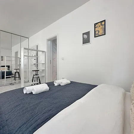 Aura 1 Bdr Brand New Fast Wi-fi & Balcony